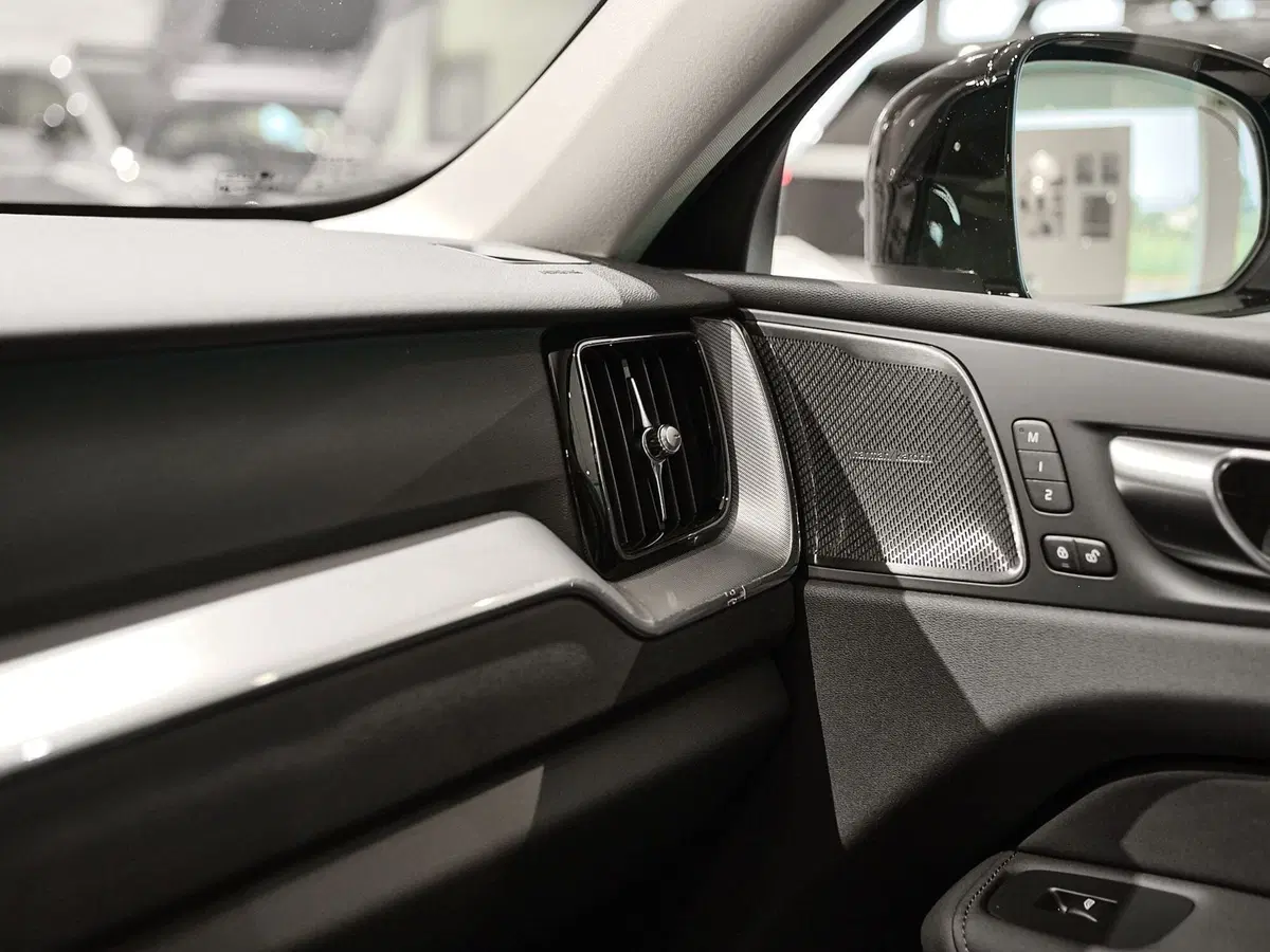 Volvo XC60 nuova a Prato (13)