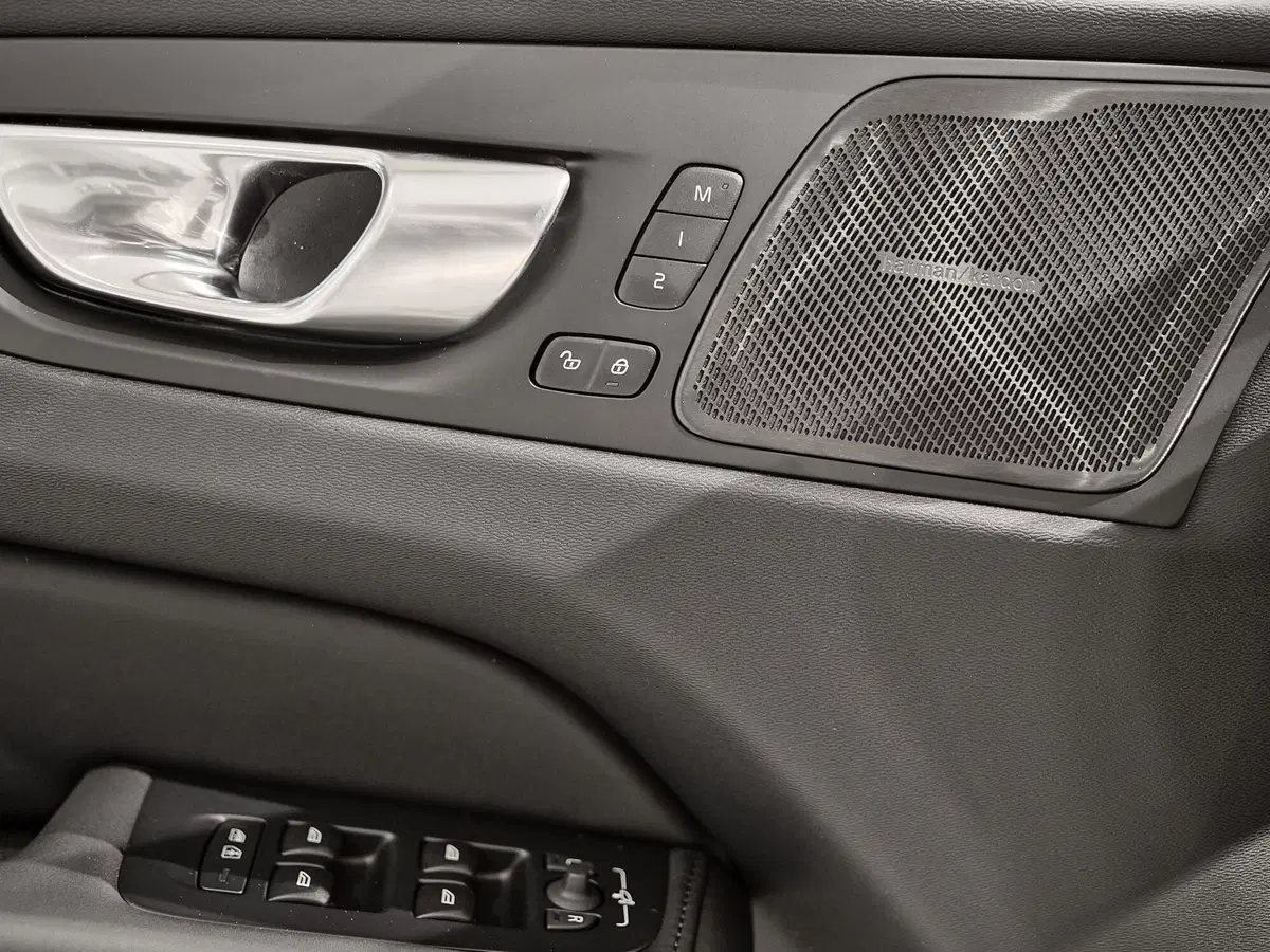 Volvo XC60 nuova a Prato (14)