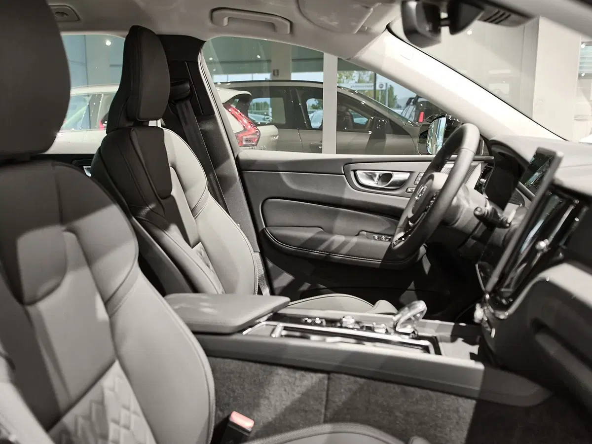 Volvo XC60 nuova a Prato (15)