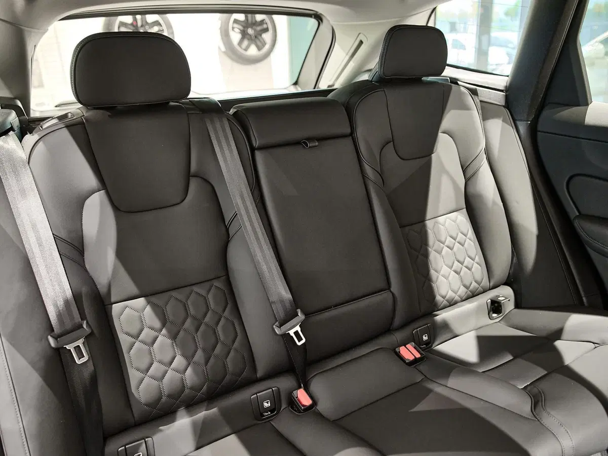 Volvo XC60 nuova a Prato (16)
