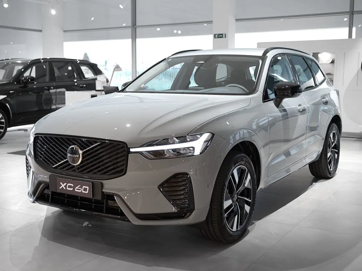Volvo XC60 nuova a Prato (2)