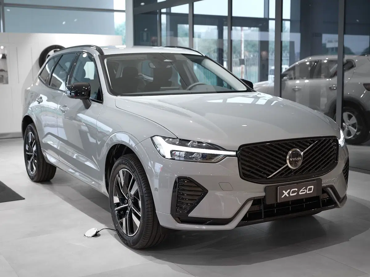 Volvo XC60 nuova a Prato (3)