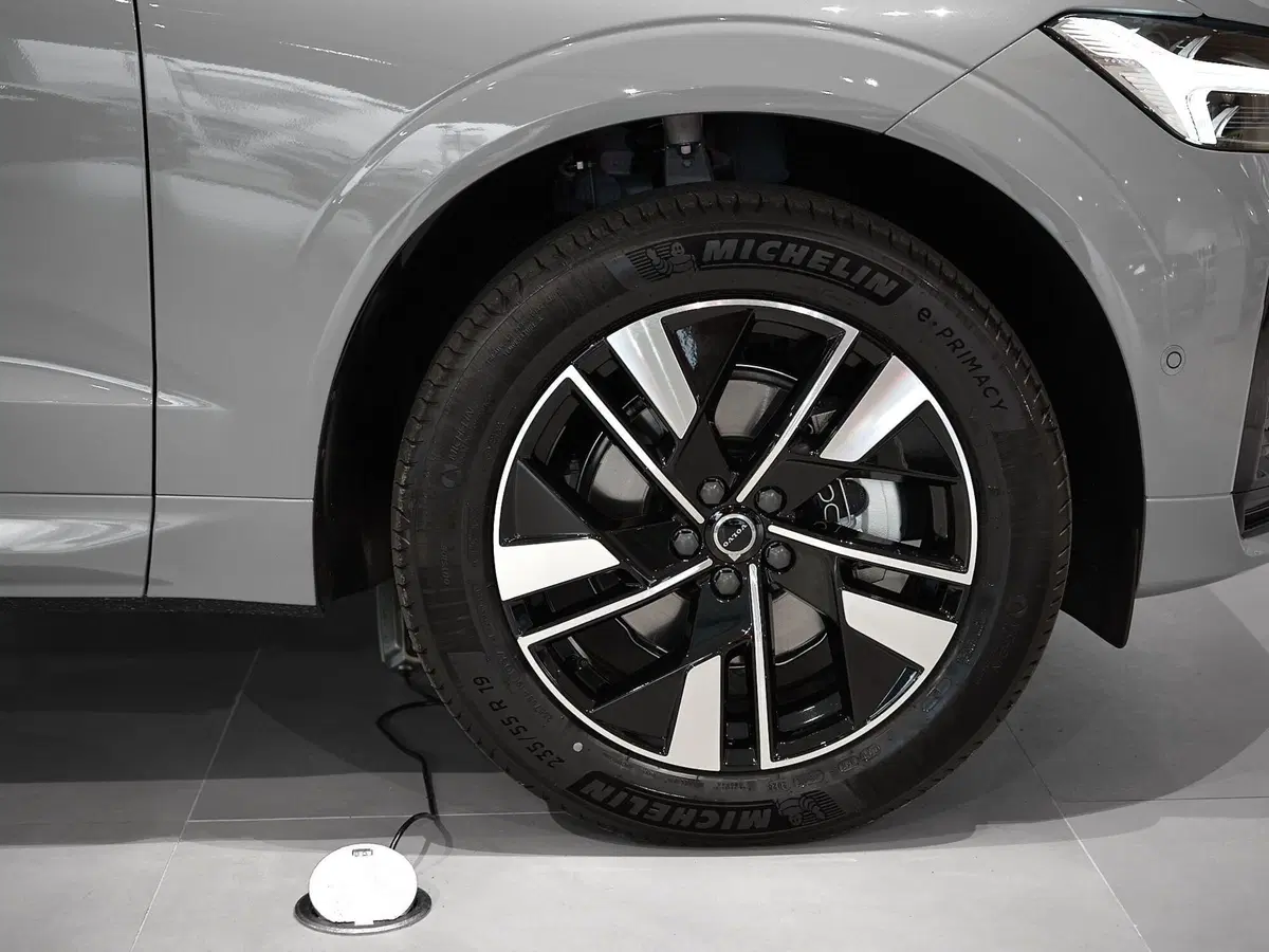 Volvo XC60 nuova a Prato (4)