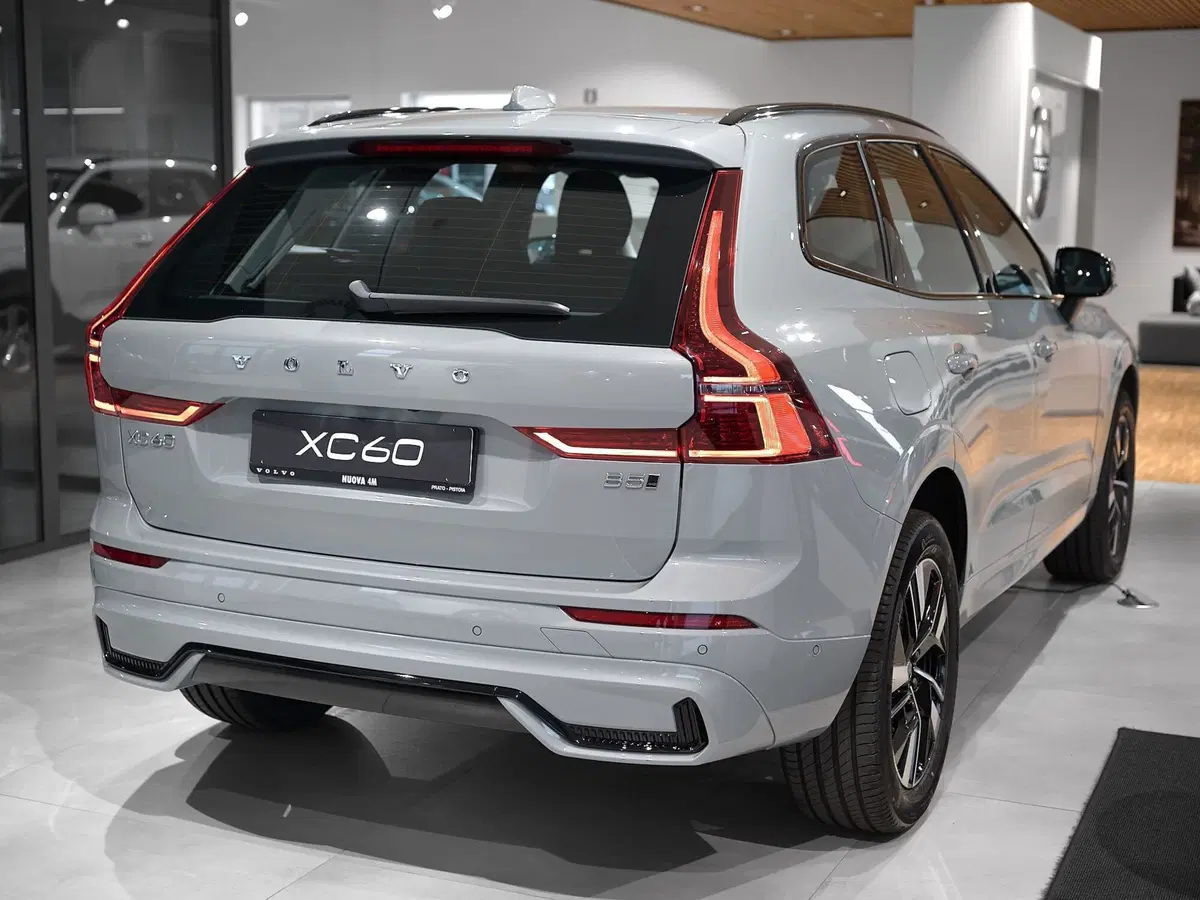 Volvo XC60 nuova a Prato (5)