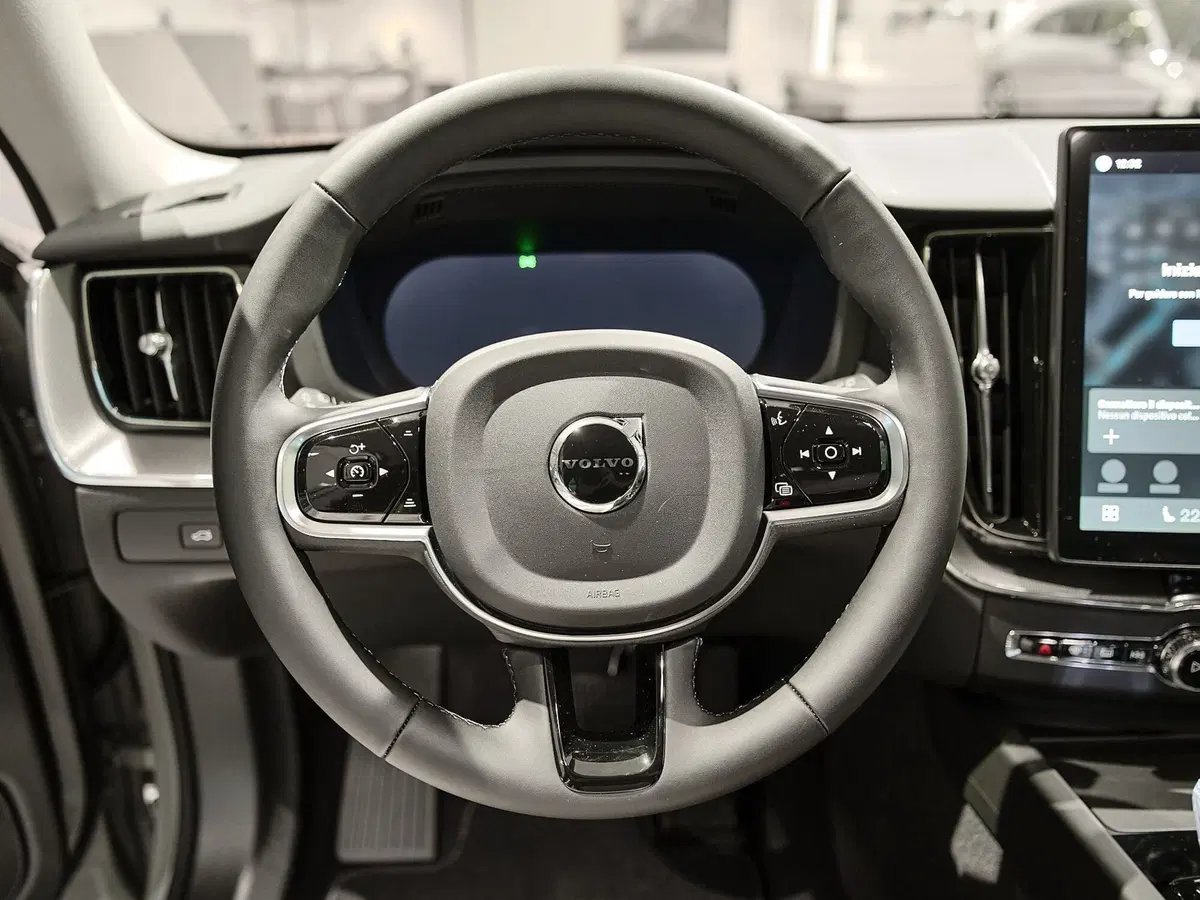 Volvo XC60 nuova a Prato (6)
