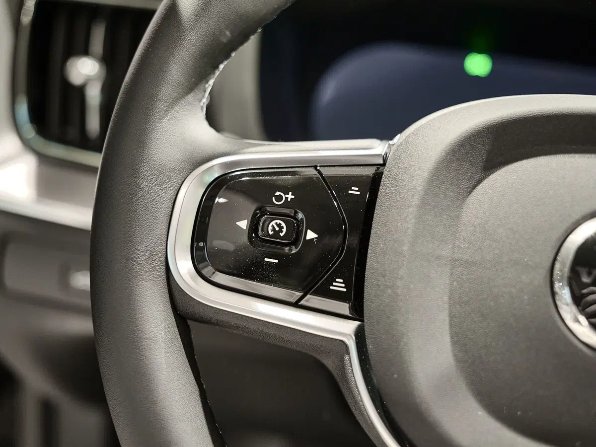 Volvo XC60 nuova a Prato (7)