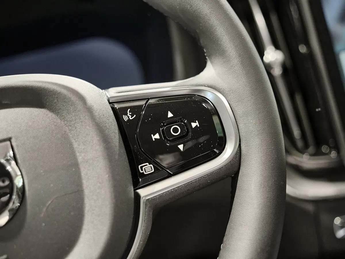 Volvo XC60 nuova a Prato (8)