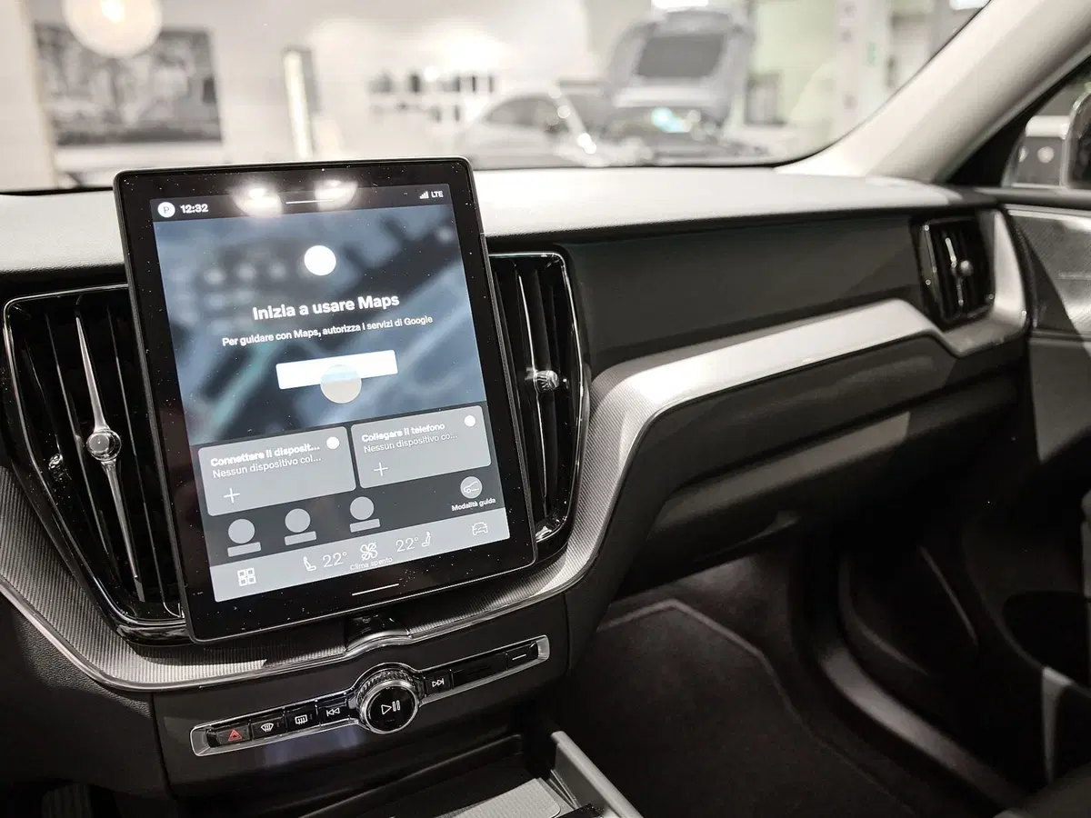Volvo XC60 nuova a Prato (9)