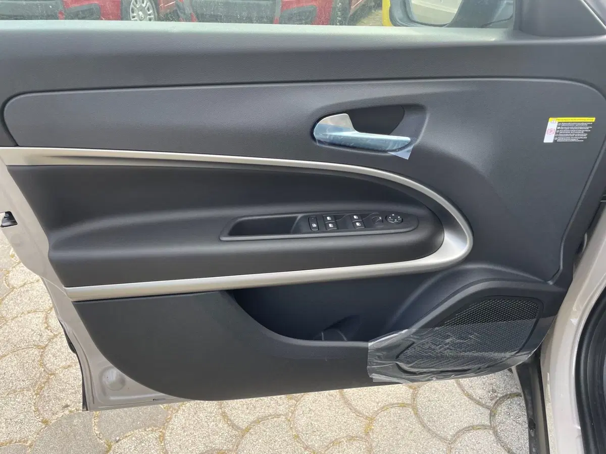 Jeep Avenger nuova a Lucca (8)