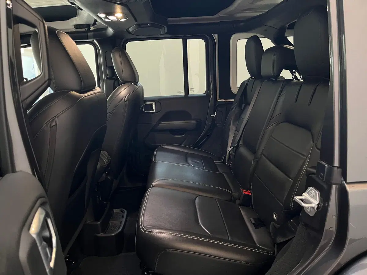 Jeep Wrangler Unlimited usata a Lucca (11)