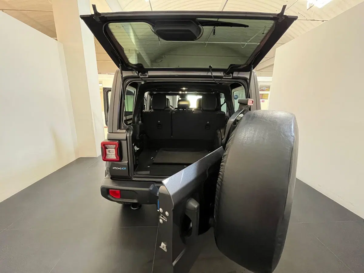 Jeep Wrangler Unlimited usata a Lucca (14)