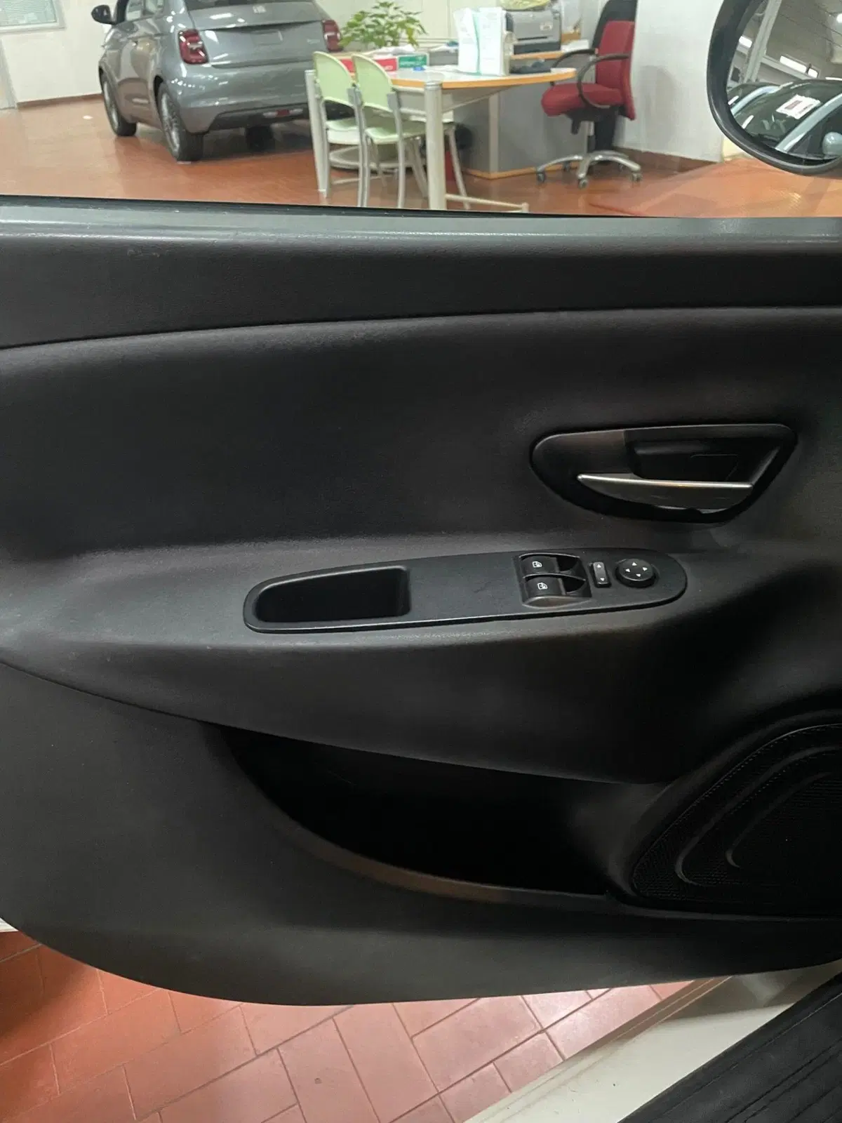 Lancia Ypsilon usata a Lucca (10)