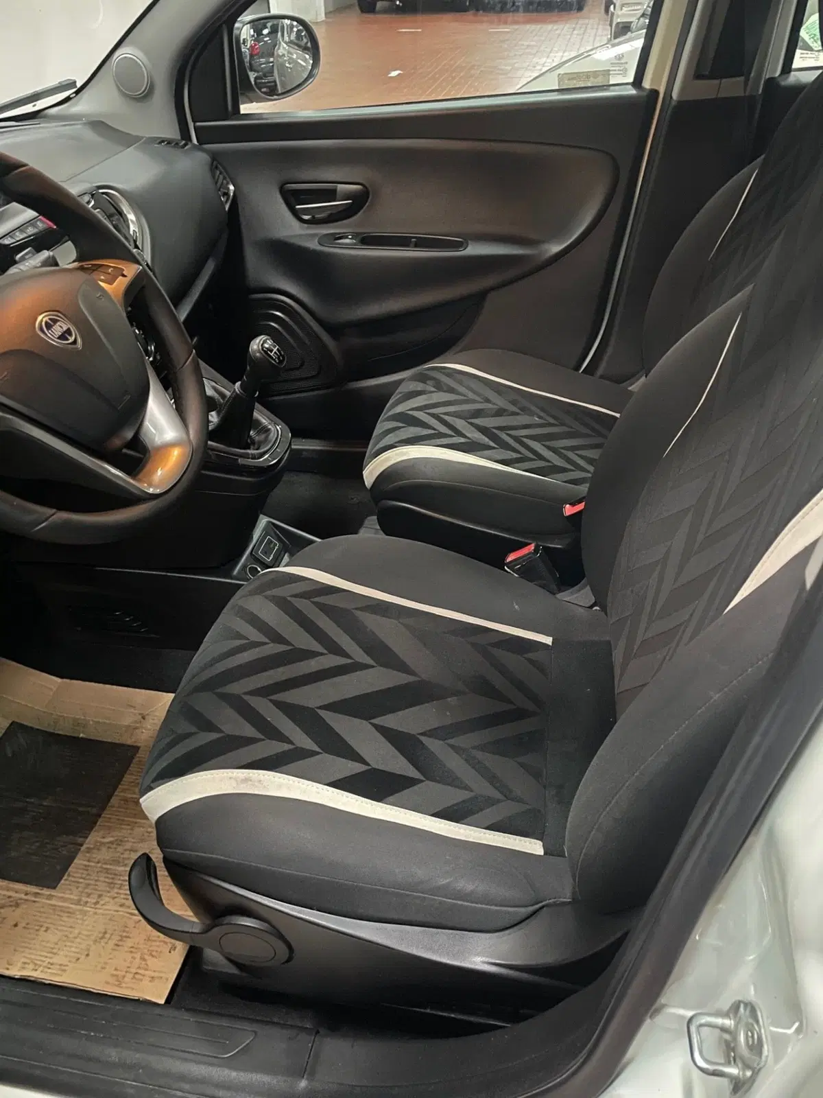 Lancia Ypsilon usata a Lucca (11)