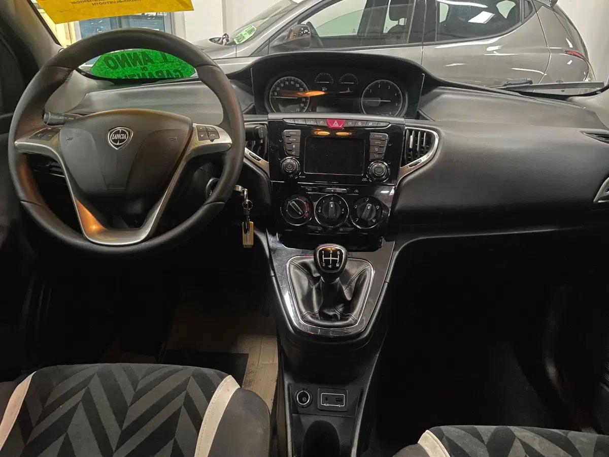 Lancia Ypsilon usata a Lucca (12)