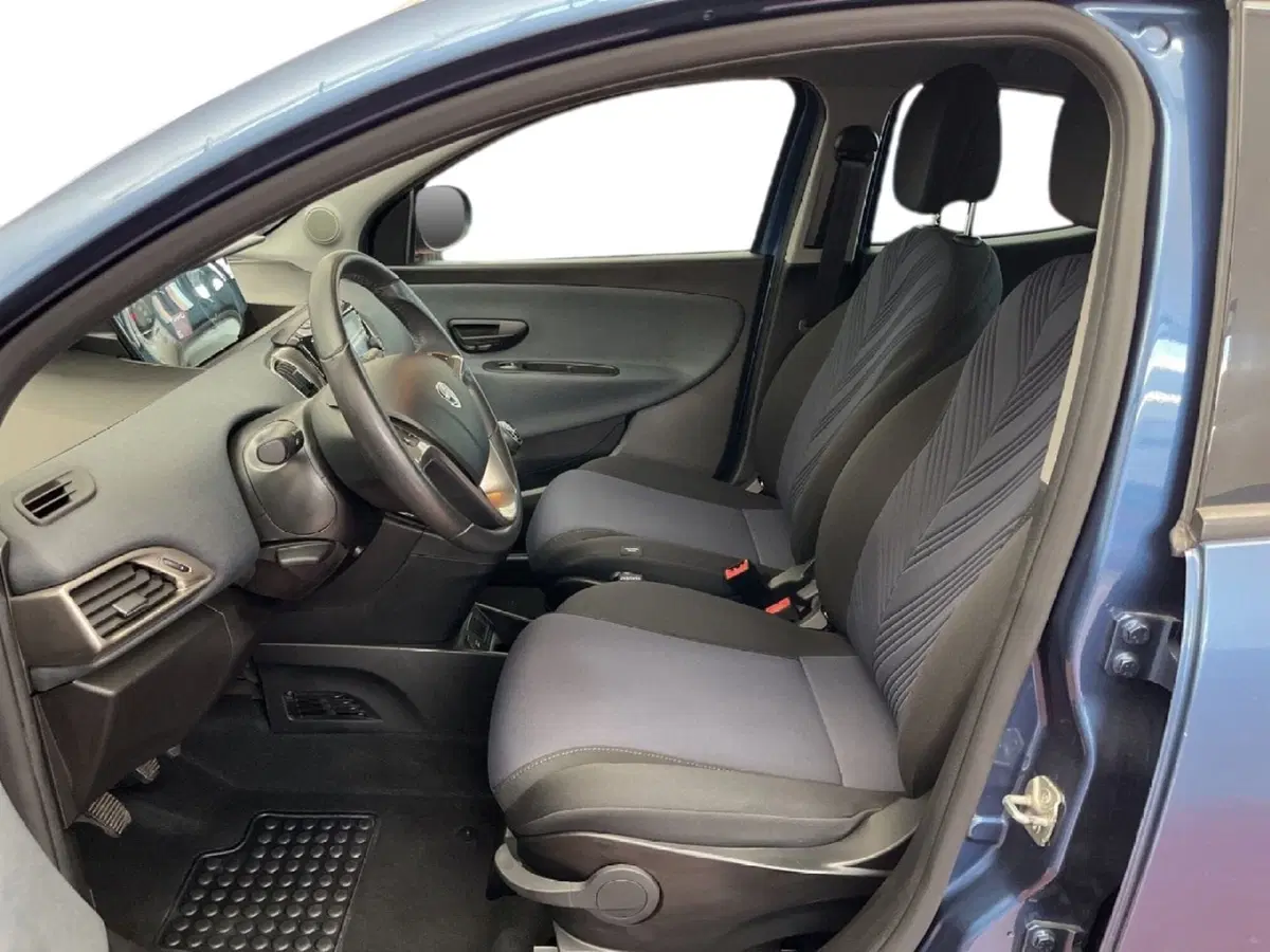 Lancia Ypsilon usata a Torino (8)