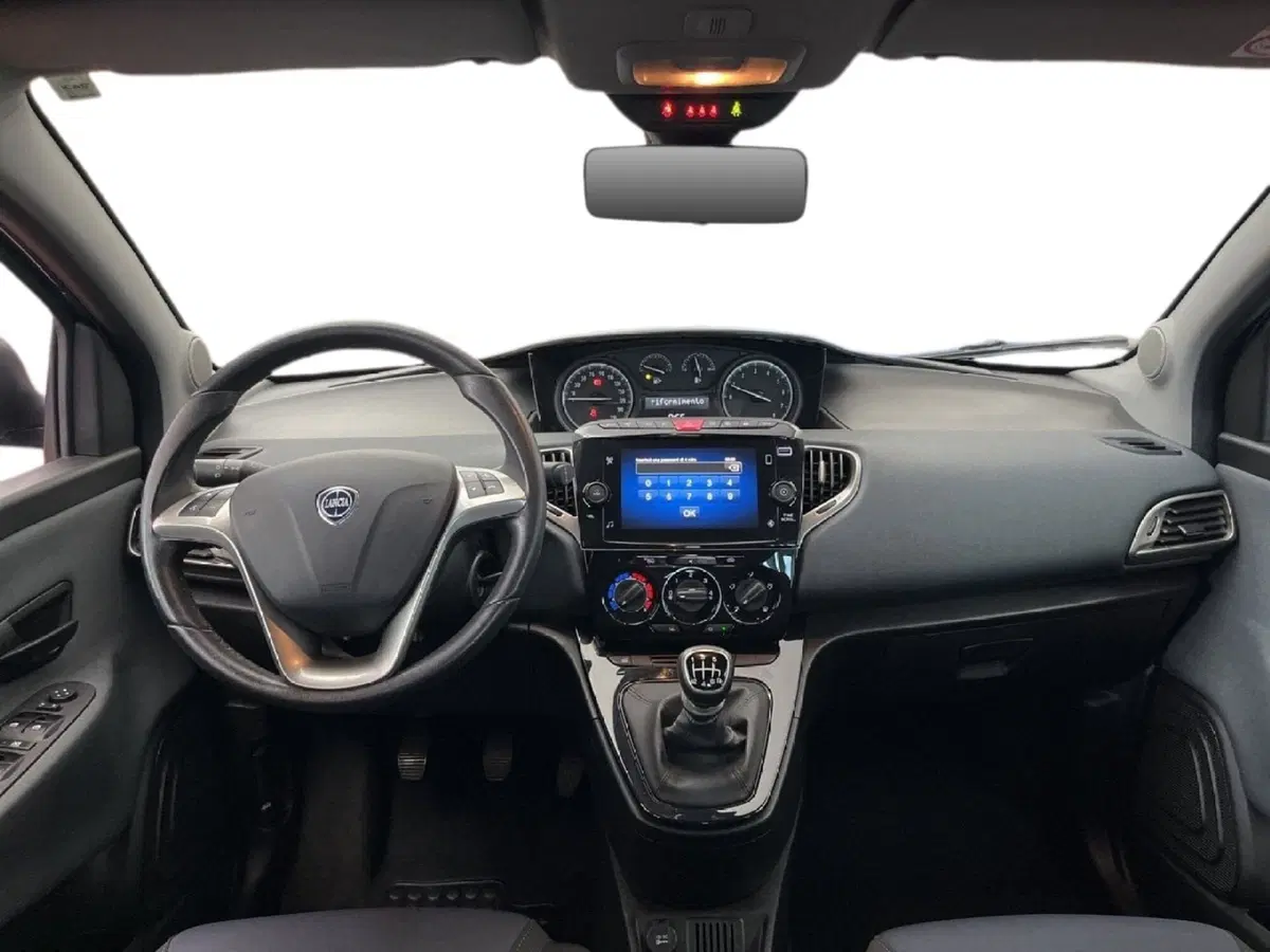 Lancia Ypsilon usata a Torino (9)
