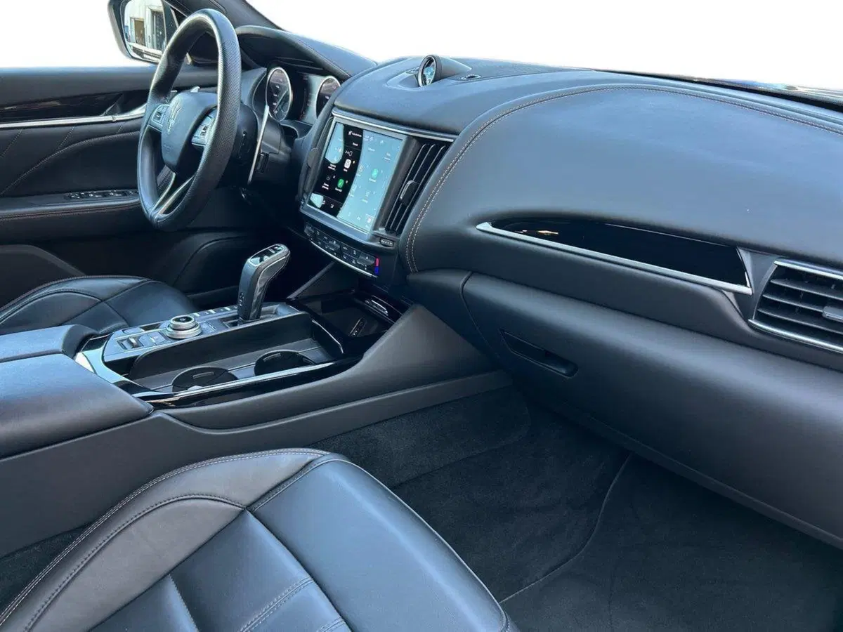 Maserati Levante usata a Milano (13)