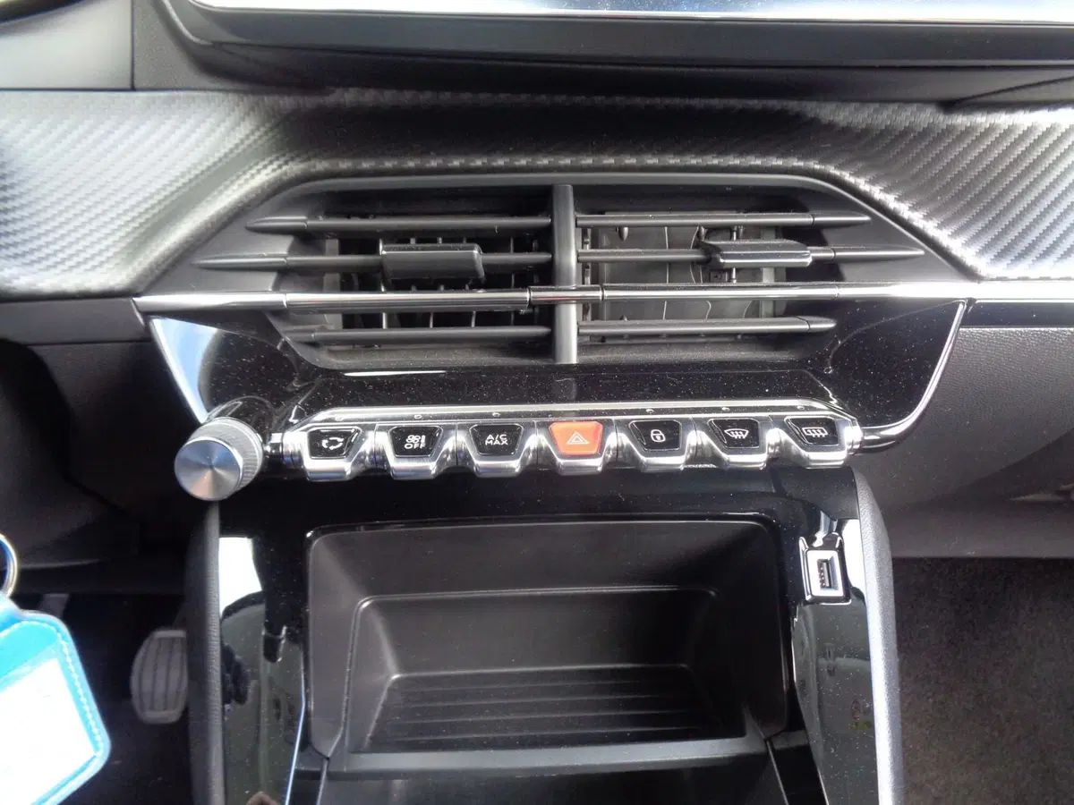 Peugeot 208 usata a Belluno (14)