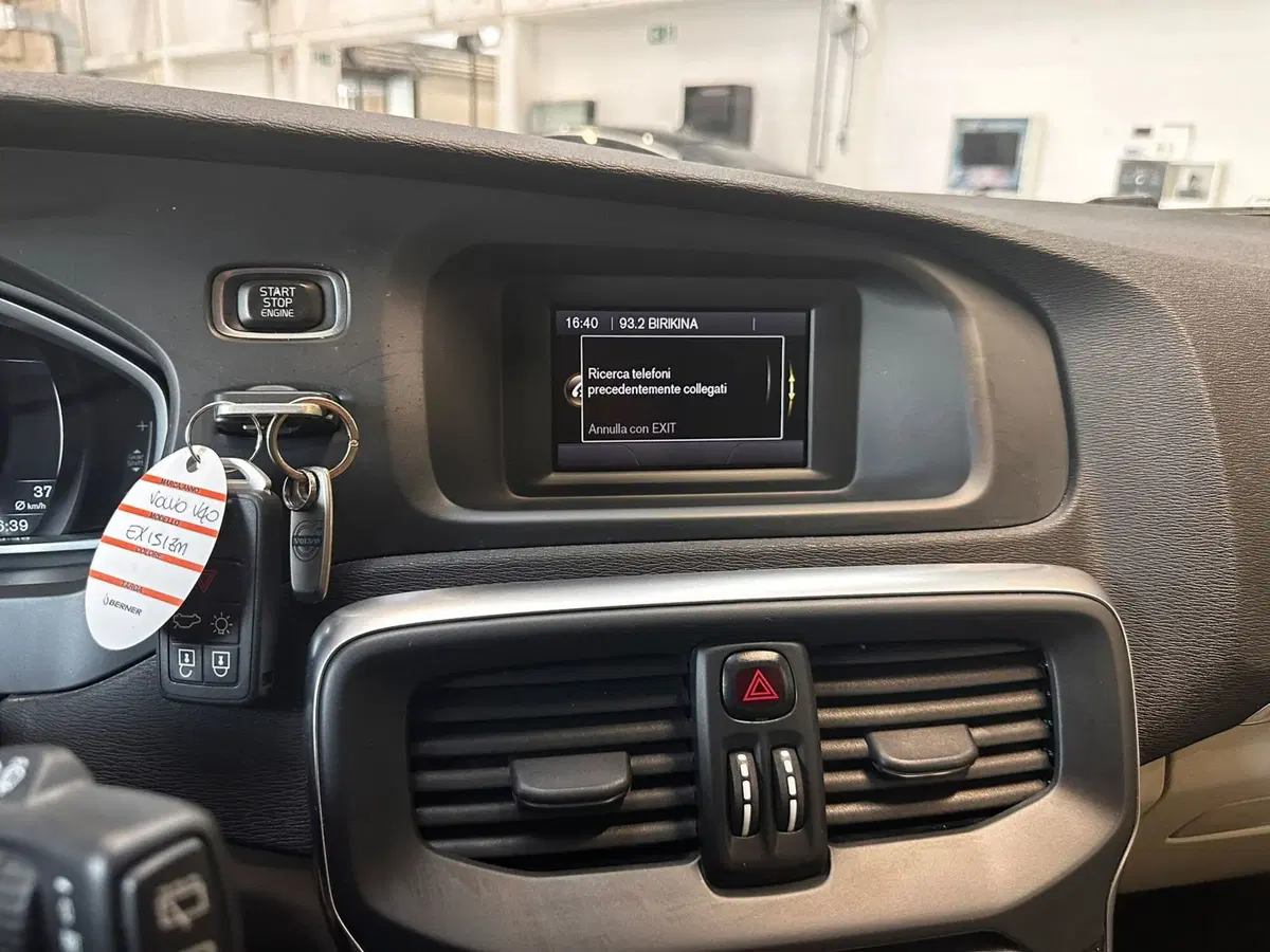 Volvo V40 Cross Country usata a Cuneo (15)