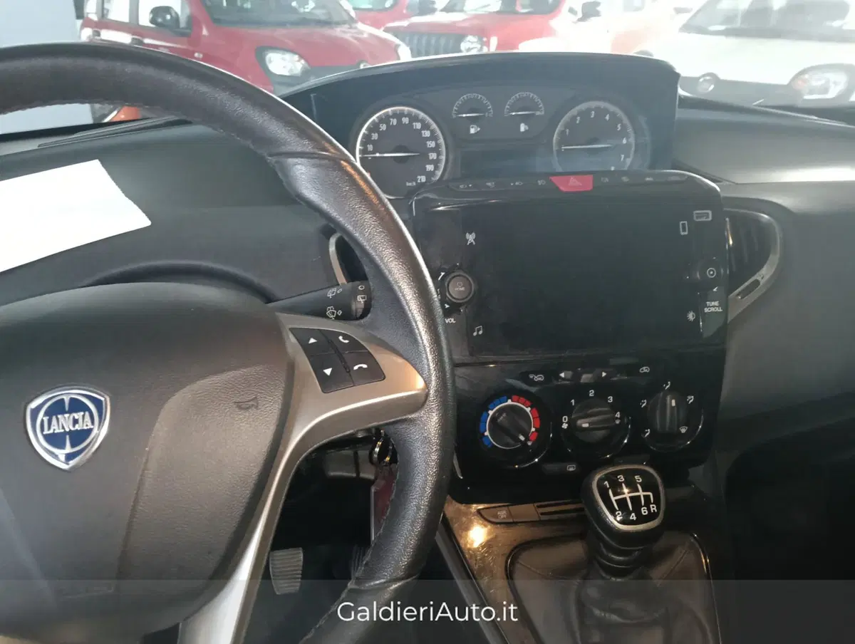 Lancia Ypsilon usata a Salerno (14)