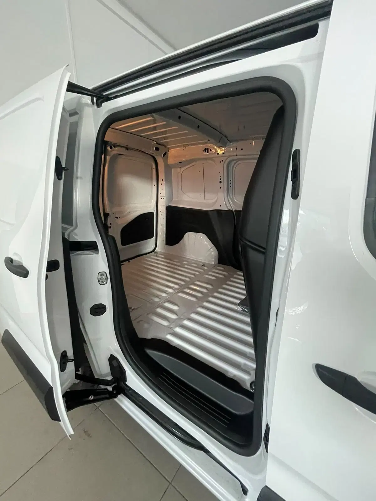 Peugeot Partner Furgone nuova a Catania (6)