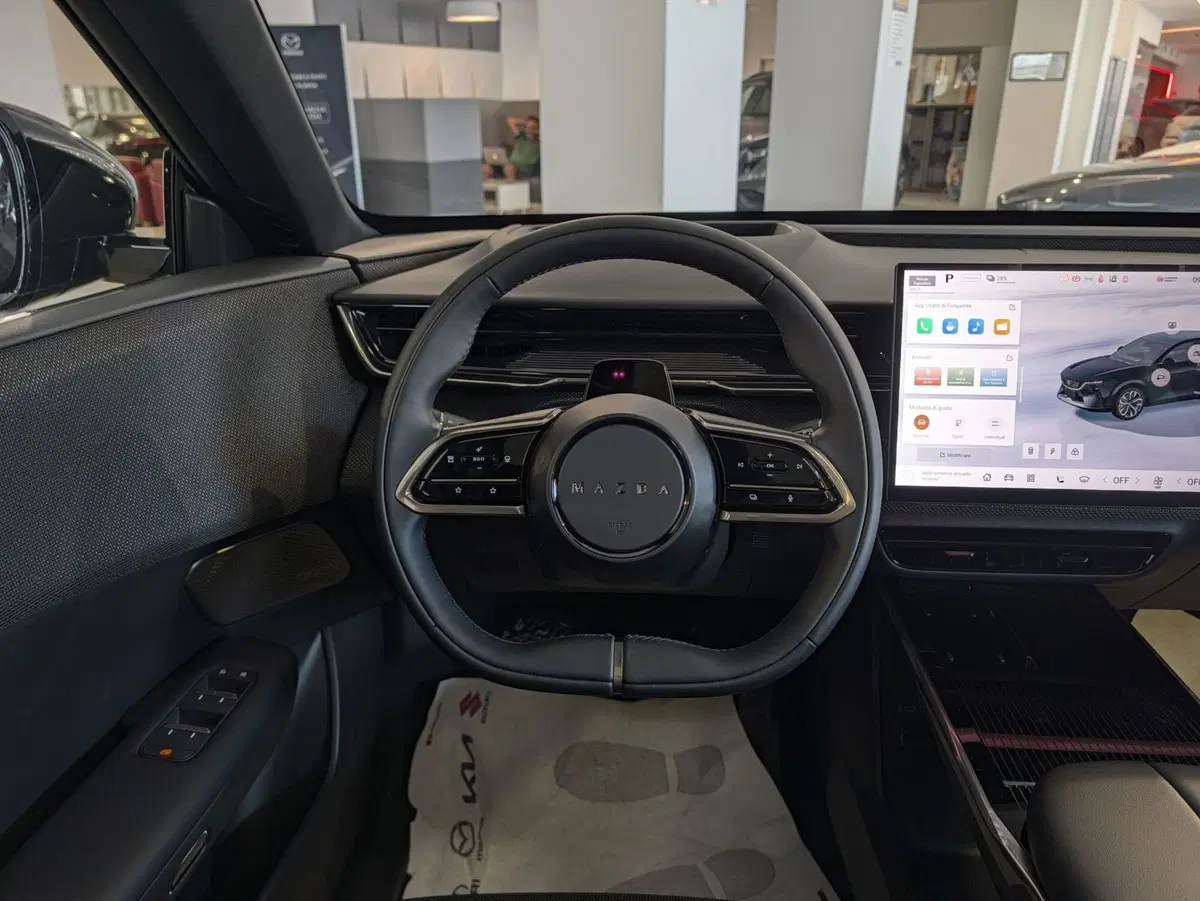 Mazda CX-6e nuova a Napoli (11)