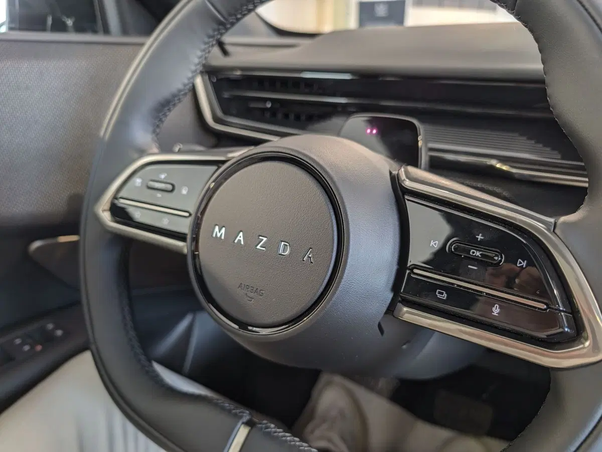 Mazda CX-6e nuova a Napoli (16)