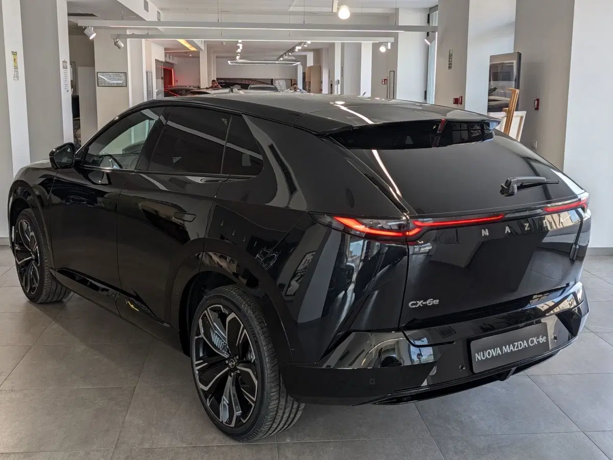 Mazda CX-6e nuova a Napoli (4)
