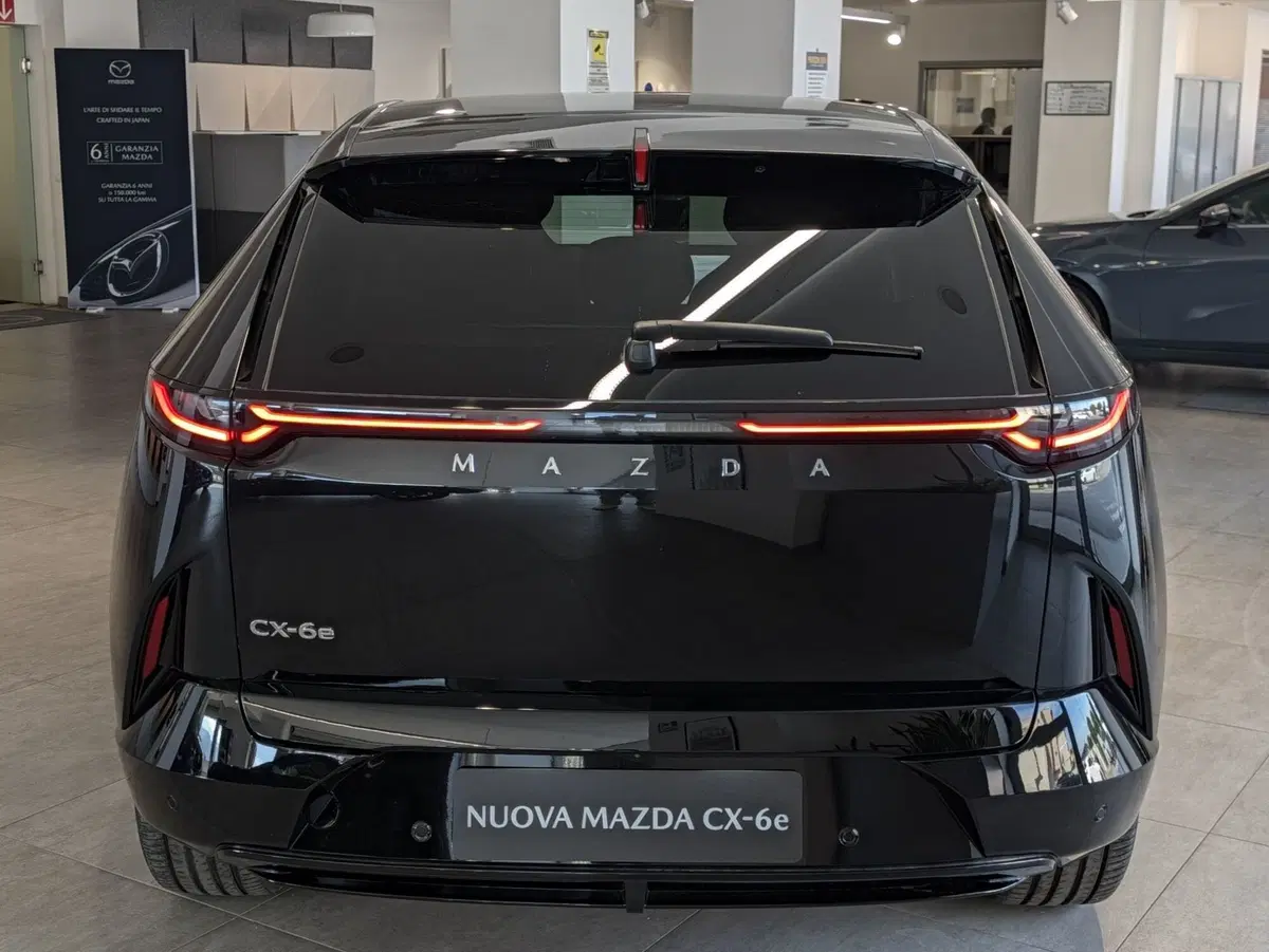 Mazda CX-6e nuova a Napoli (5)