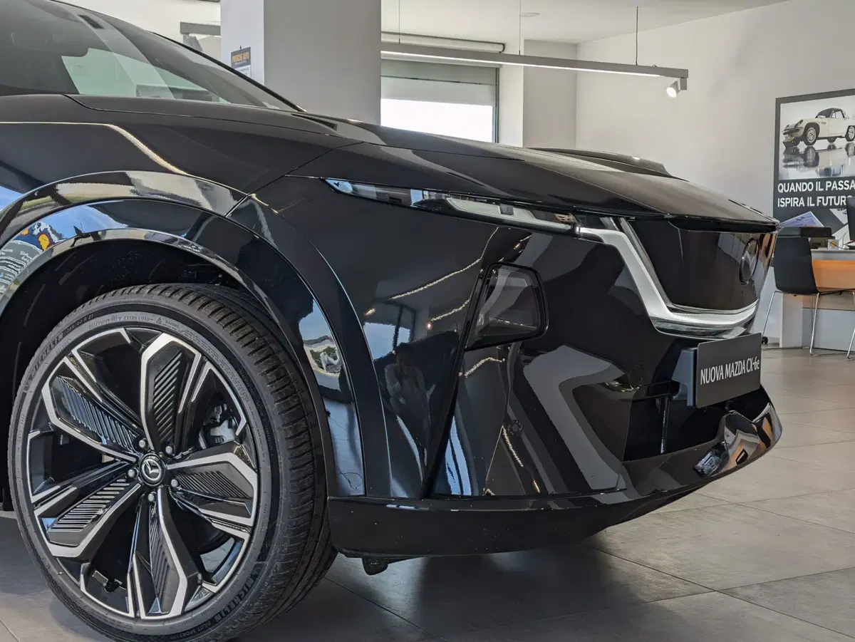 Mazda CX-6e nuova a Napoli (6)