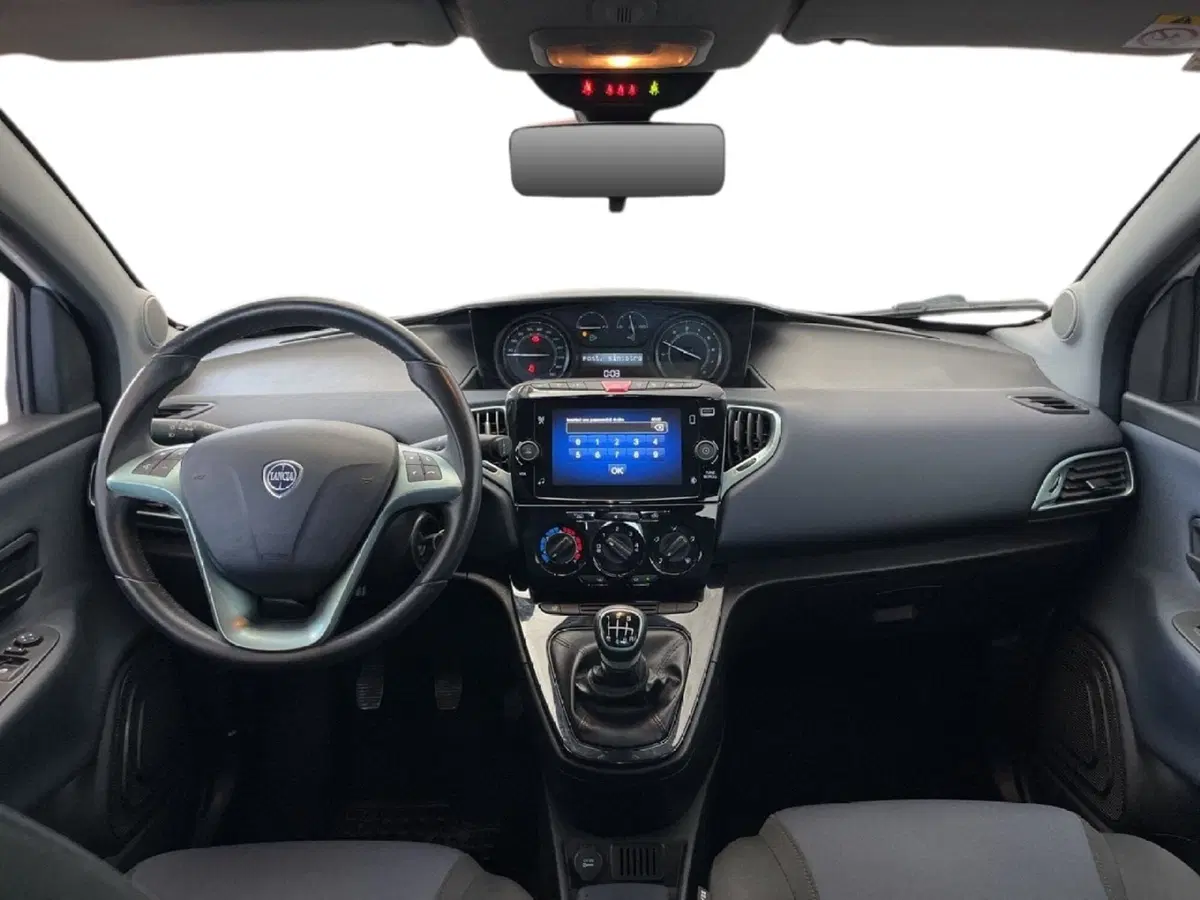 Lancia Ypsilon usata a Torino (10)