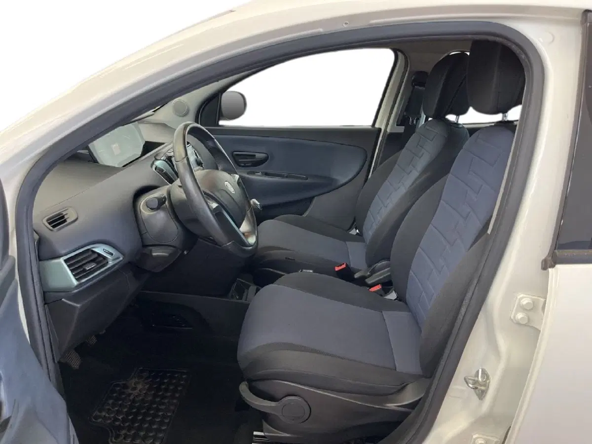 Lancia Ypsilon usata a Torino (9)