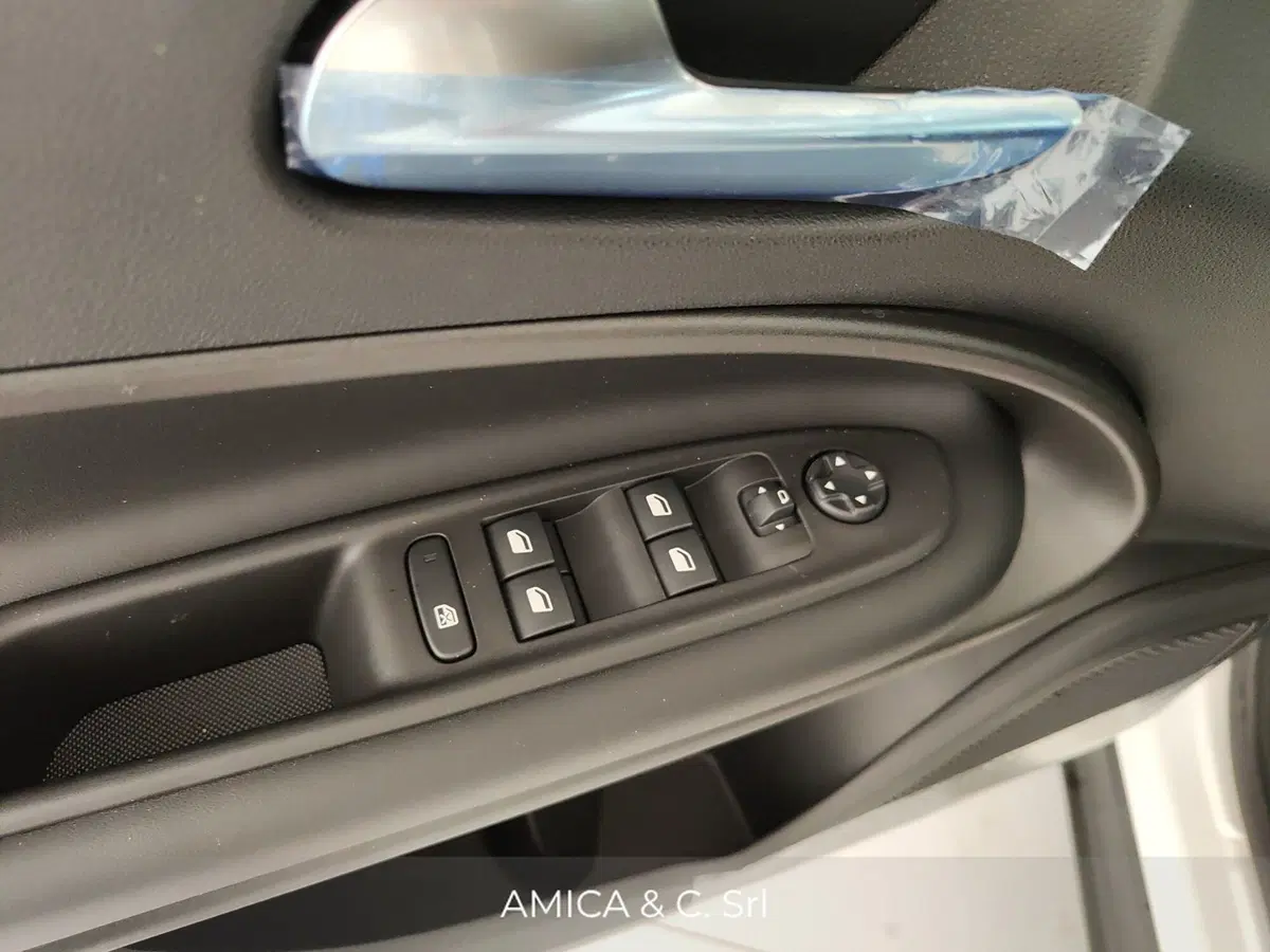 Jeep Avenger nuova a Caserta (19)