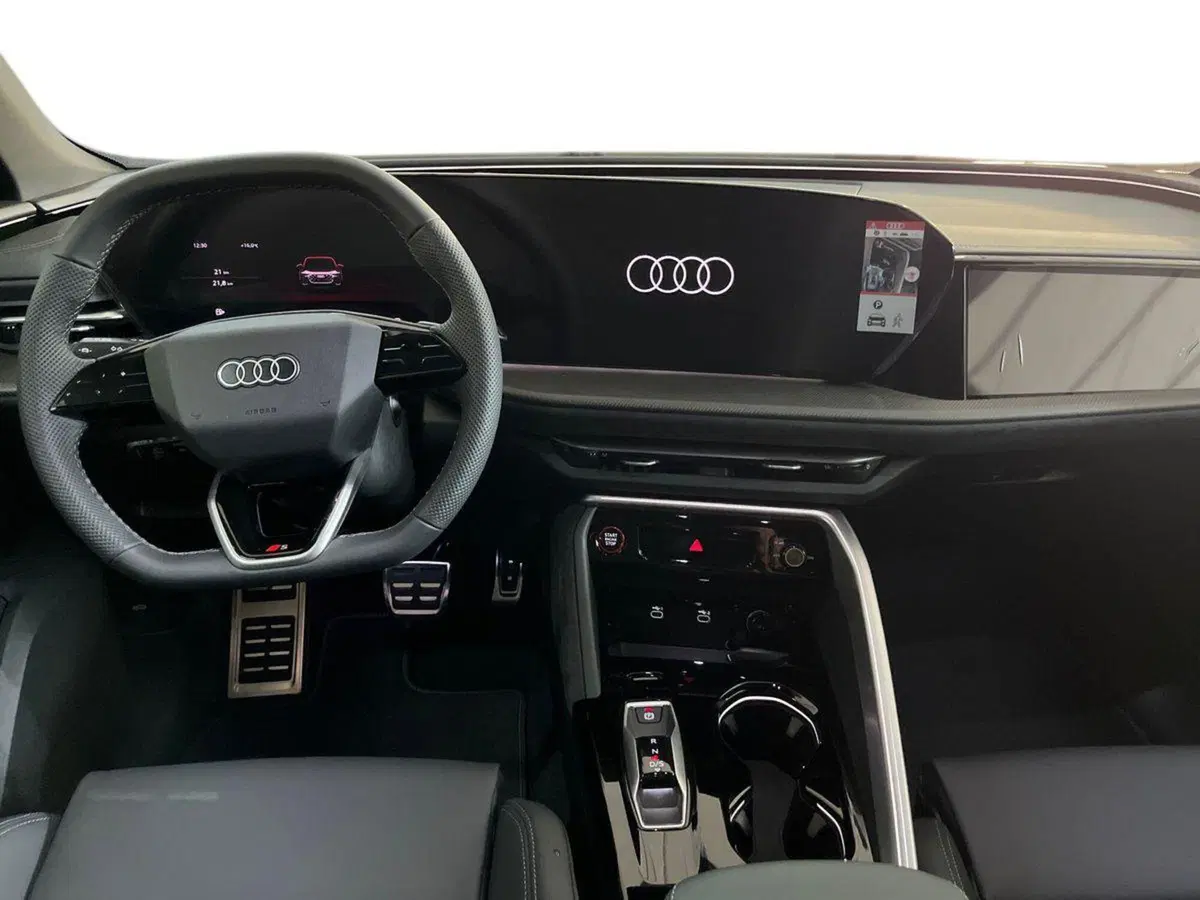 Audi Q5 Sportback nuova a Bari (8)