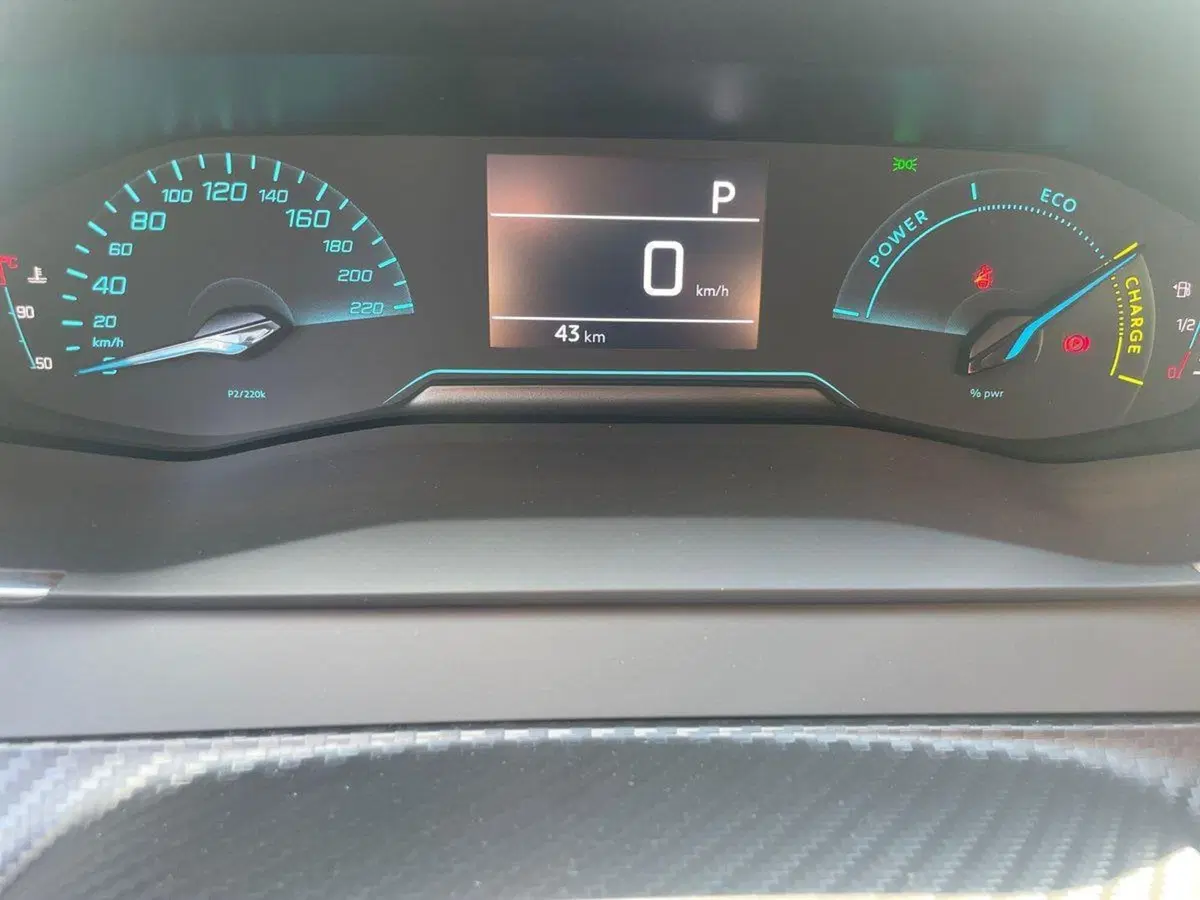 Peugeot 208 nuova a Salerno (12)