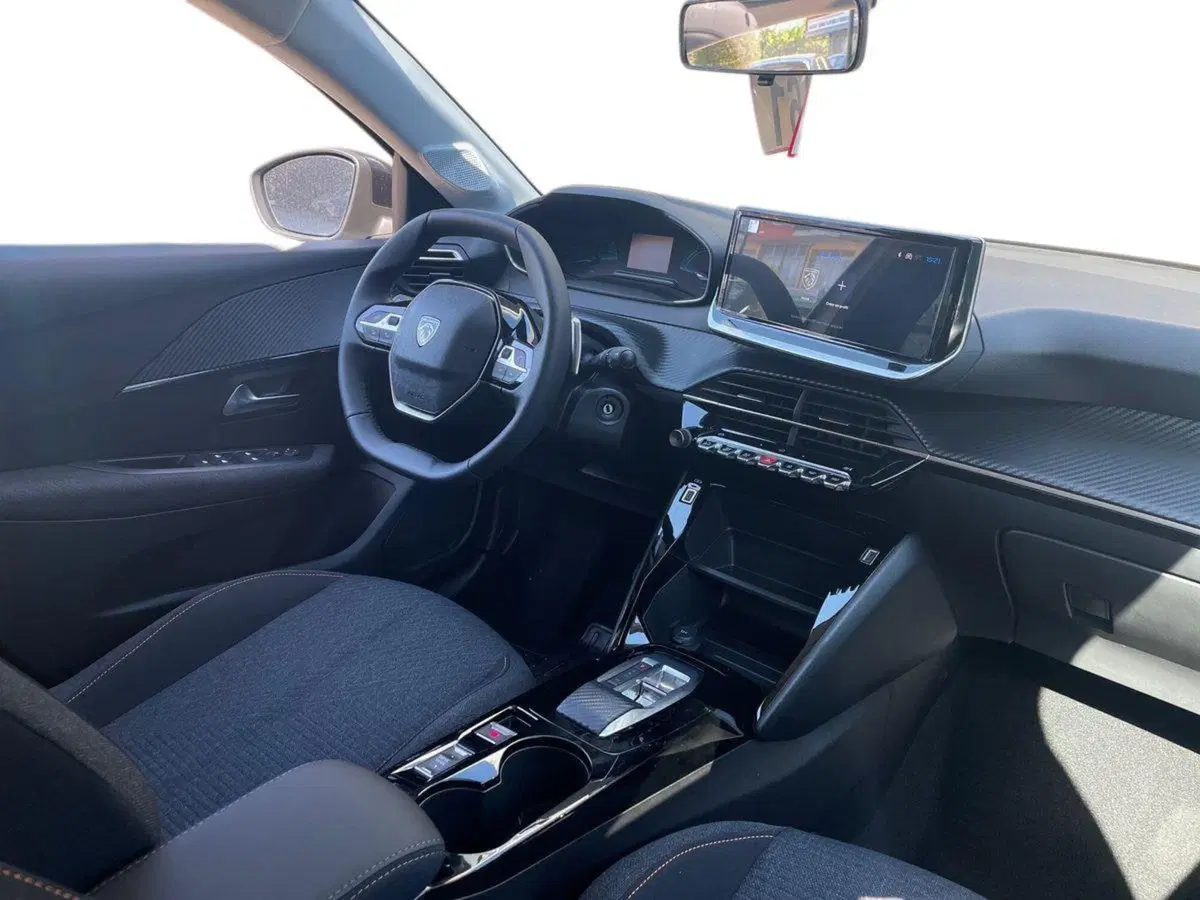 Peugeot 208 nuova a Salerno (15)