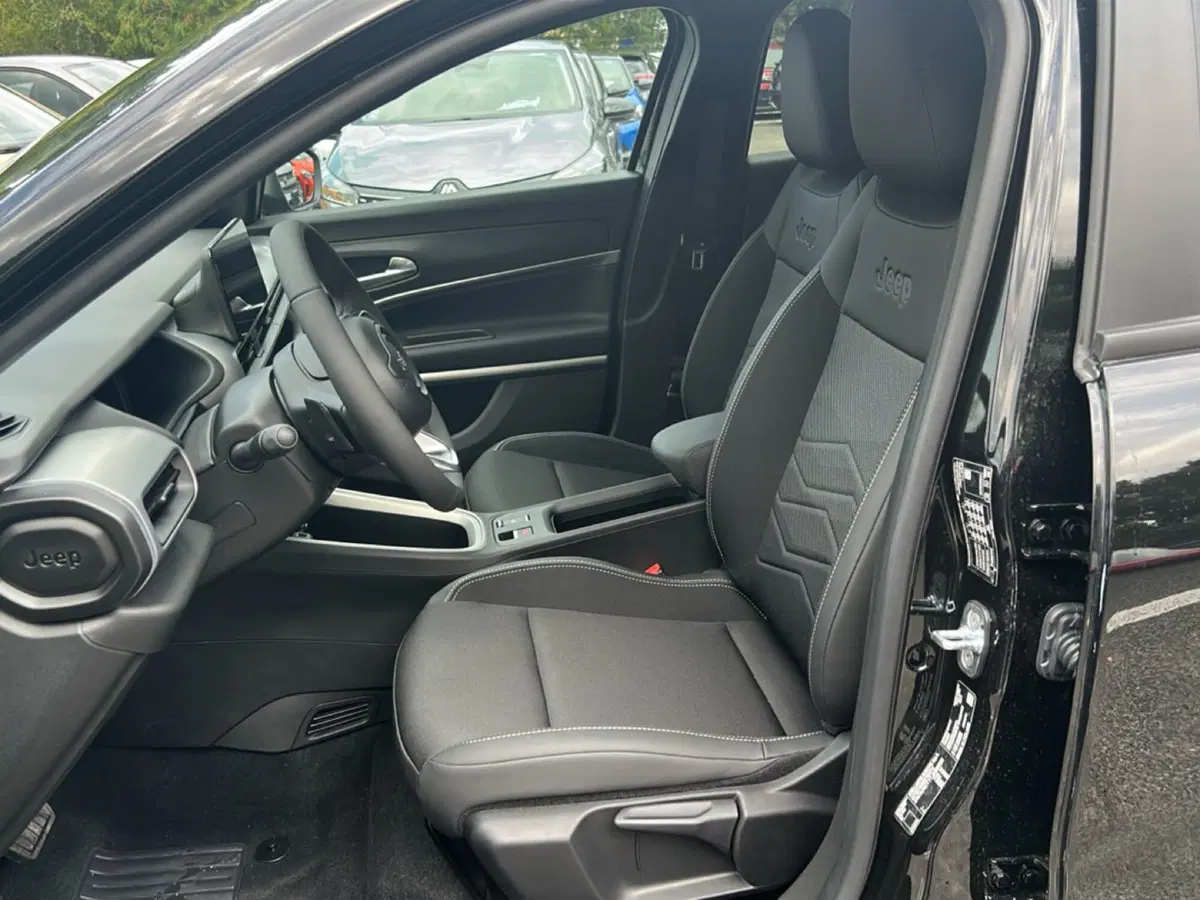 Jeep Avenger nuova a Roma (14)