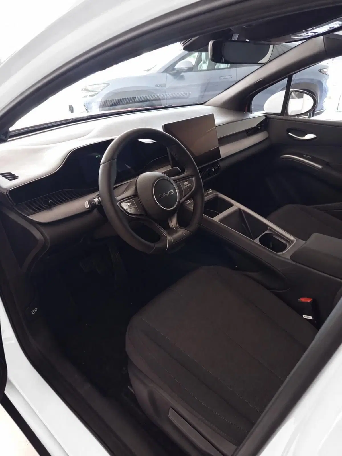 Byd Dolphin G DM-i nuova a Bologna (12)