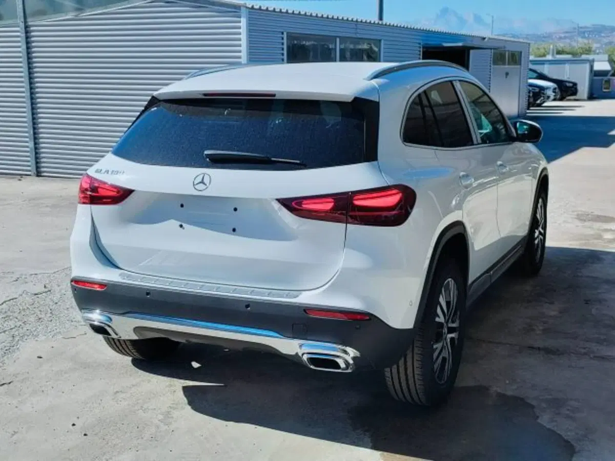 Mercedes-Benz GLA SUV nuova a Teramo (6)