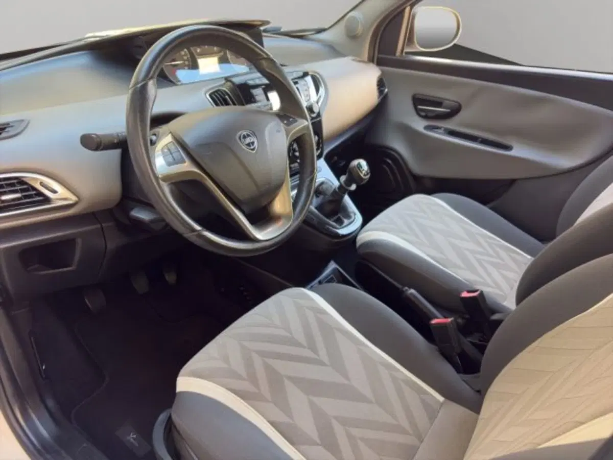 Lancia Ypsilon usata a Perugia (10)