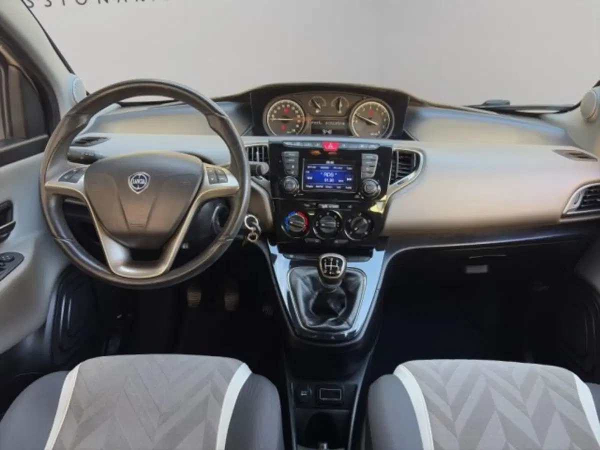 Lancia Ypsilon usata a Perugia (11)