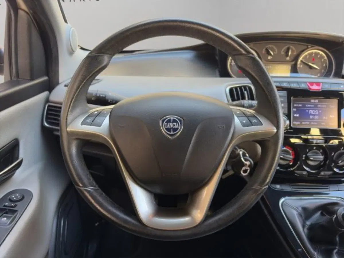 Lancia Ypsilon usata a Perugia (12)