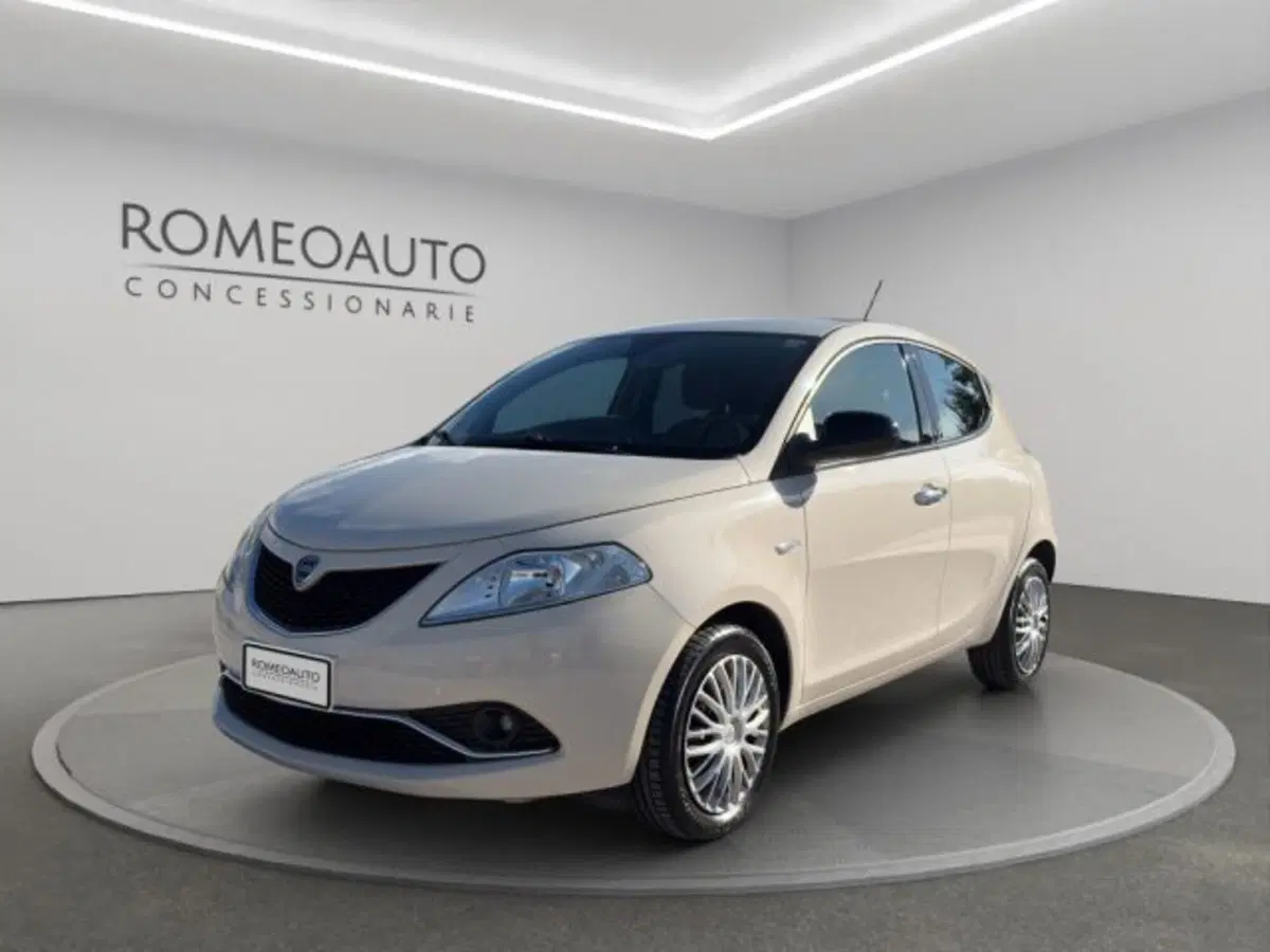 Lancia Ypsilon usata a Perugia (2)