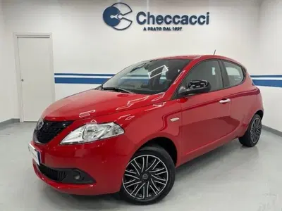 Lancia Ypsilon 1.0 FireFly 5 porte S&S Hybrid Ecochic Silver del 2024 usata a Prato