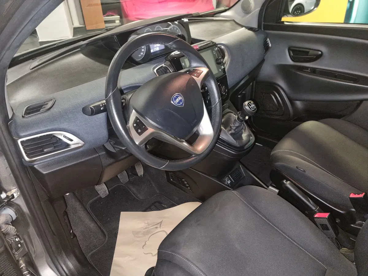 Lancia Ypsilon usata a Cagliari (6)