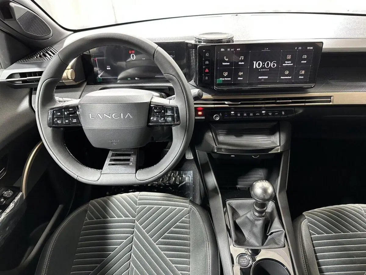 Lancia Ypsilon nuova a Sondrio (13)