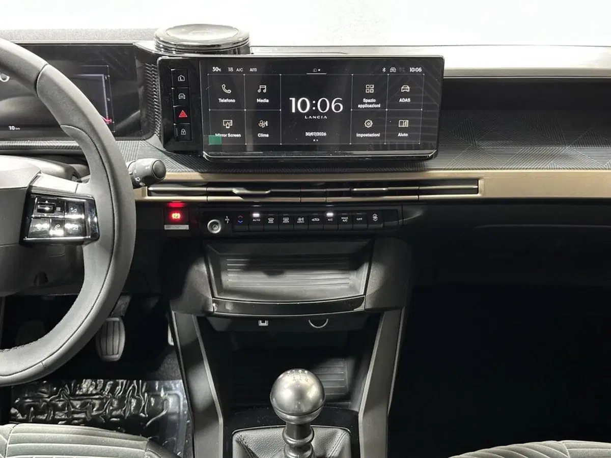 Lancia Ypsilon nuova a Sondrio (14)