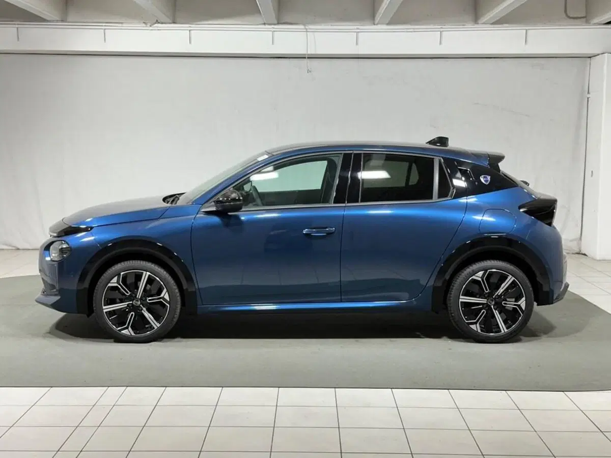 Lancia Ypsilon nuova a Sondrio (2)