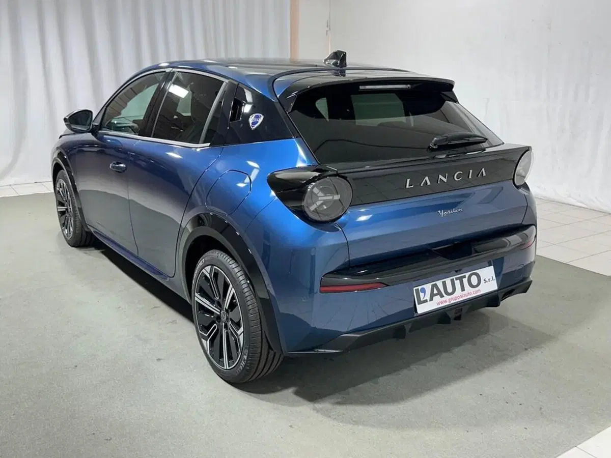 Lancia Ypsilon nuova a Sondrio (3)