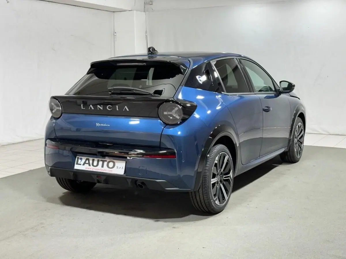Lancia Ypsilon nuova a Sondrio (5)